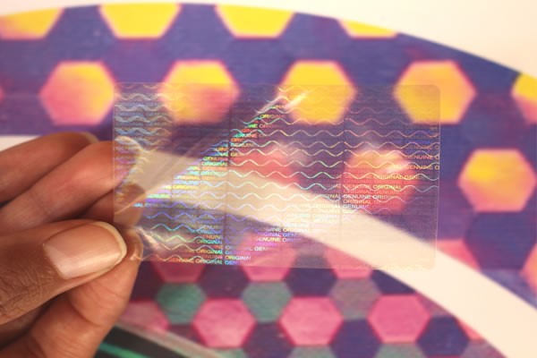 Read more about the article ویژگی ها و کاربرد های برچسب هولوگرام شفاف